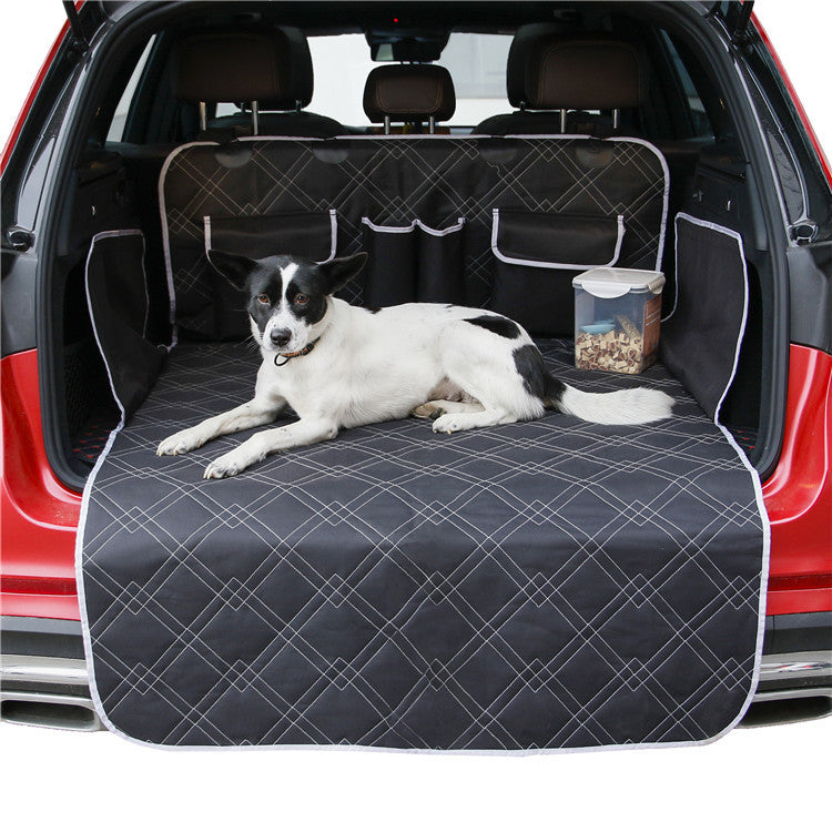 Chien allongé dans le coffre protégé par le tapis imperméable ZooCroc