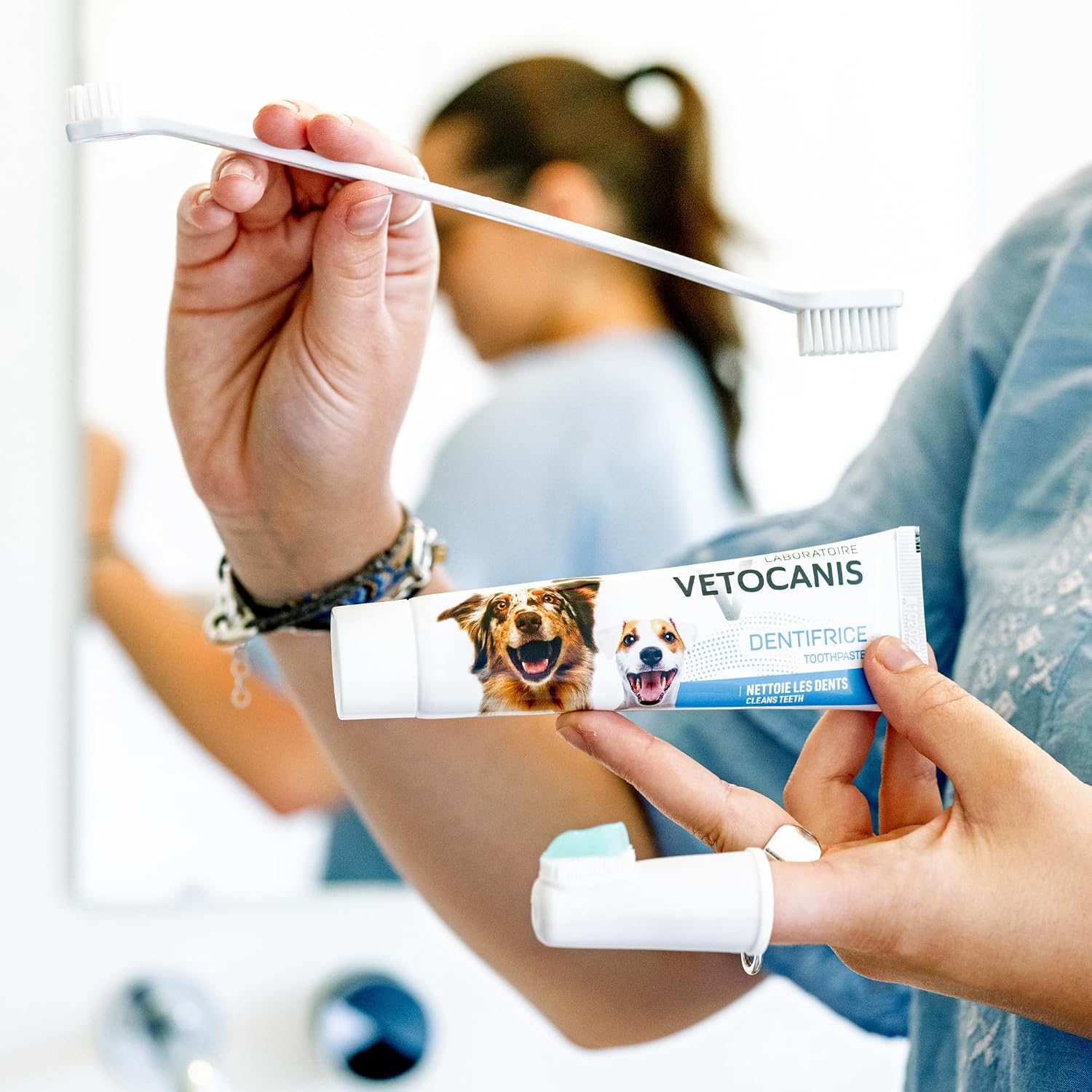 Vetocanis - Brosse à Dents Chien, Dentifrice (Tube 85g) et Brosse à Doigts - Kit Dentaire Chien - Dentifrice Triple Action, Nettoie les Dents, Réduit le Tartre, Combat la Mauvaise Haleine
